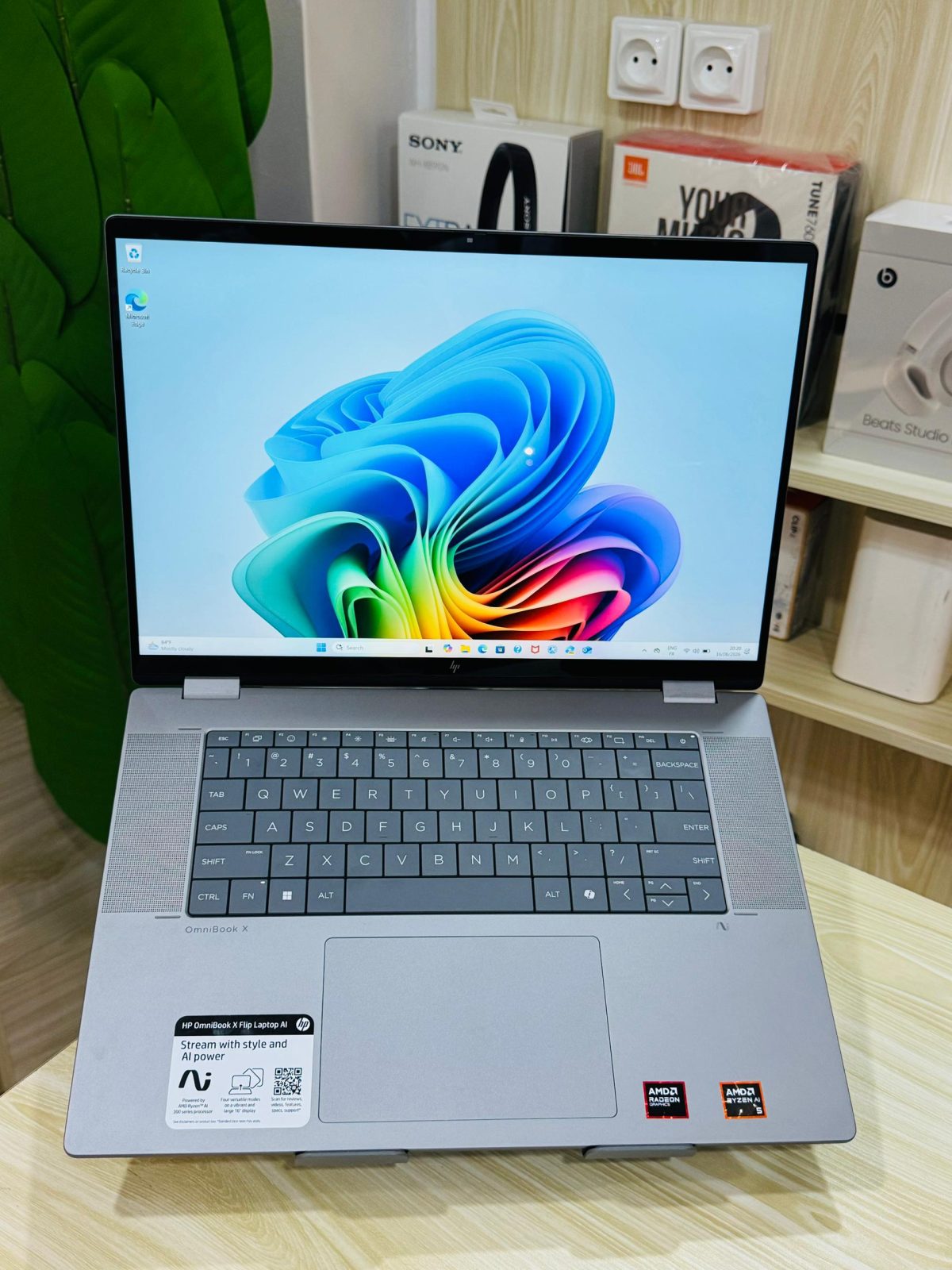 HP OmniBook X Flip 2-in-1 AMD Ryzen AI 5 340 (15th Gén)*